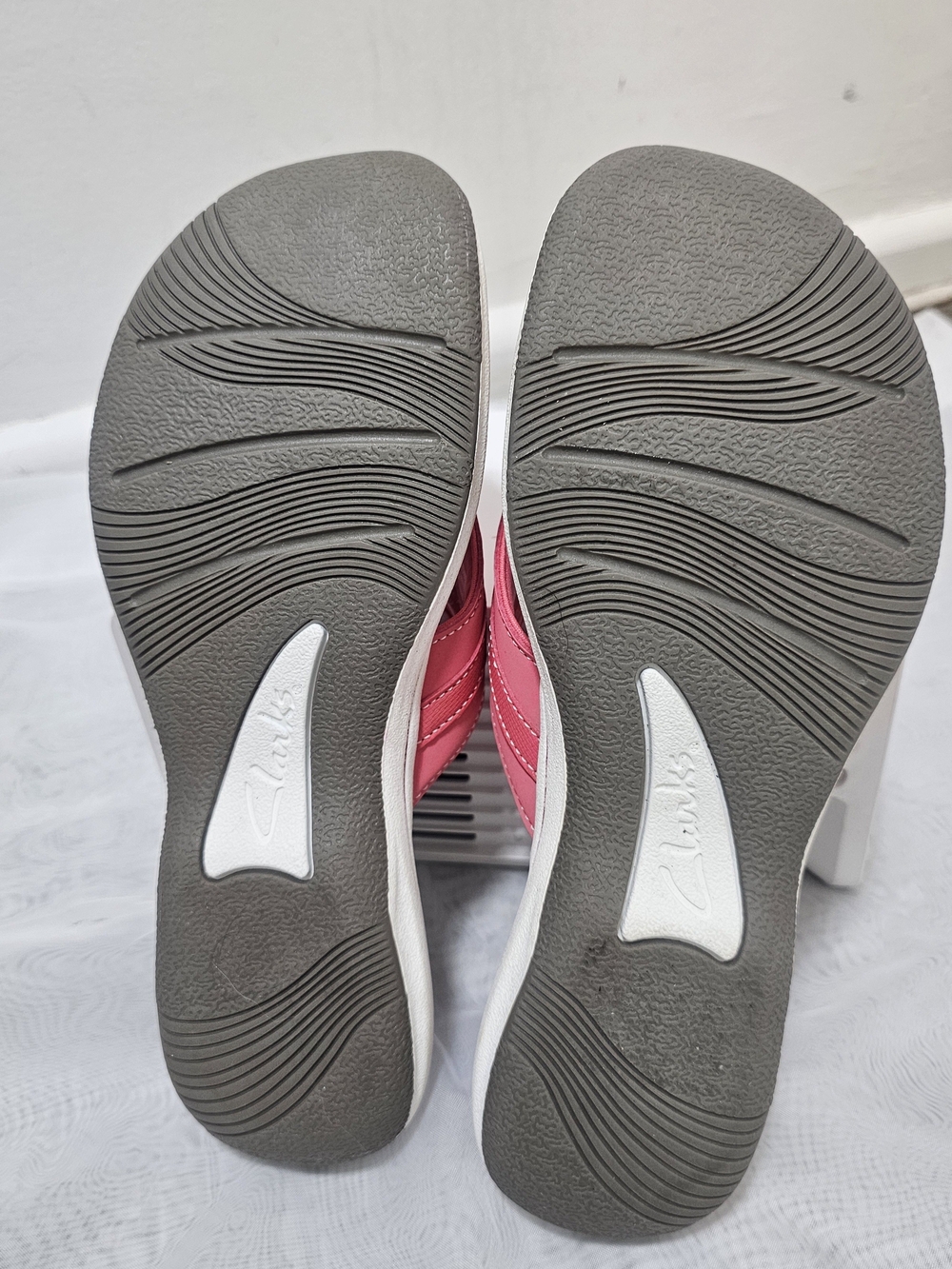 Clarks Women's Pink Gray Floral Thong Sandals Slip On Leather Cushioned Size 10 - Picture 13 of 16